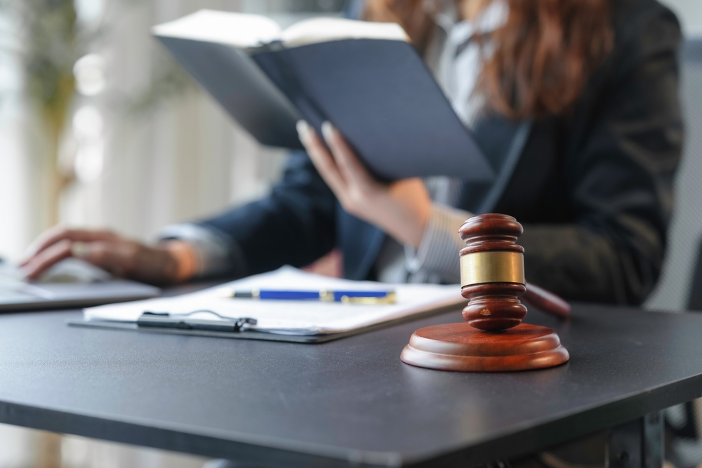 abogada consultando normativa