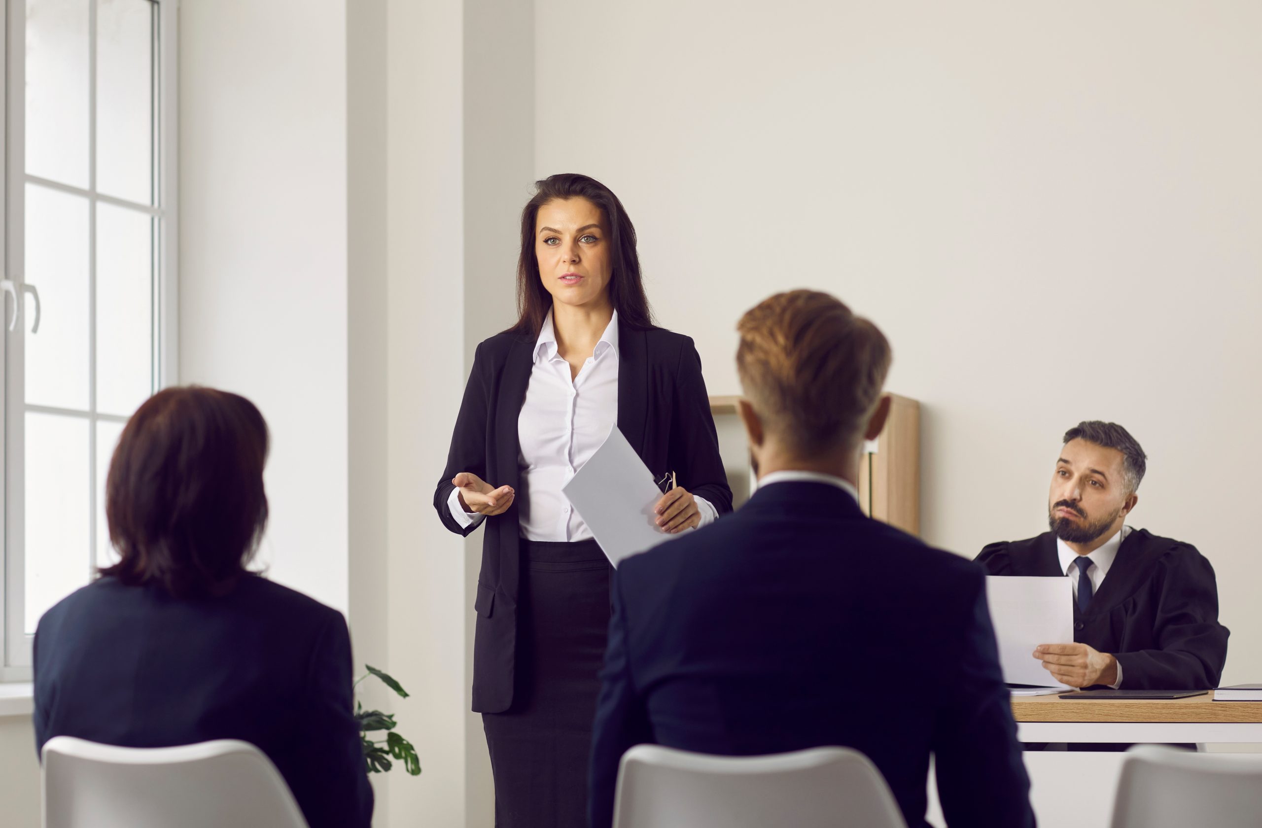 mujer dialogando con pareja en caso fiscal